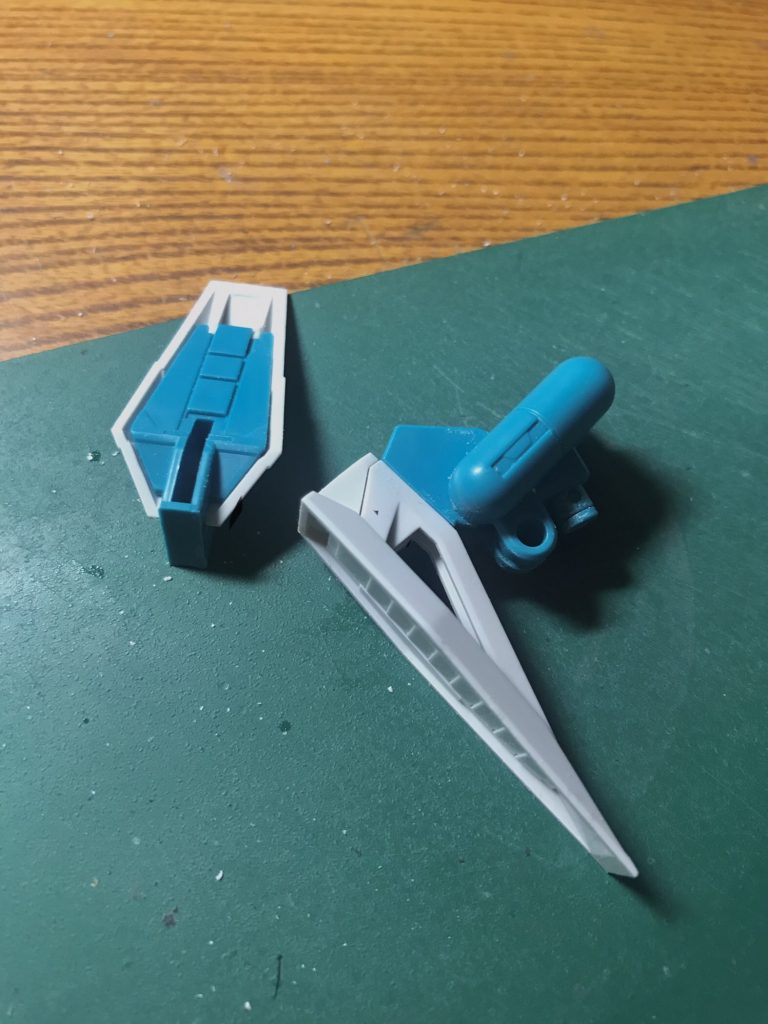 最後は足首ですが、ここだけ少し面倒です。本来のかかとパーツを途中で切断(位置は写真をよく見て確認してみて下さい)します。それから切り口を綺麗に整えてつま先だったパーツに接着します。ここの、切り口をヤスって左右均等に上手く平面を出すのがちょっと厄介です。でも慎重にやればなんとかなると思います。当て木ヤスリ等の便利グッズを使いましょう。そして稼働箇所に近いので接着はやはりSPを!(SP大好き笑)という感じで勝手に作り方講座でした。きっと分かりづらい笑 でも奇跡的に読み解けて、かつ興味を持っていただけたなら、ぜひ作ってみてください! 改造素体としてもきっと楽しいと思います。MR.ウォドムポッド流行らないかなぁ〜笑