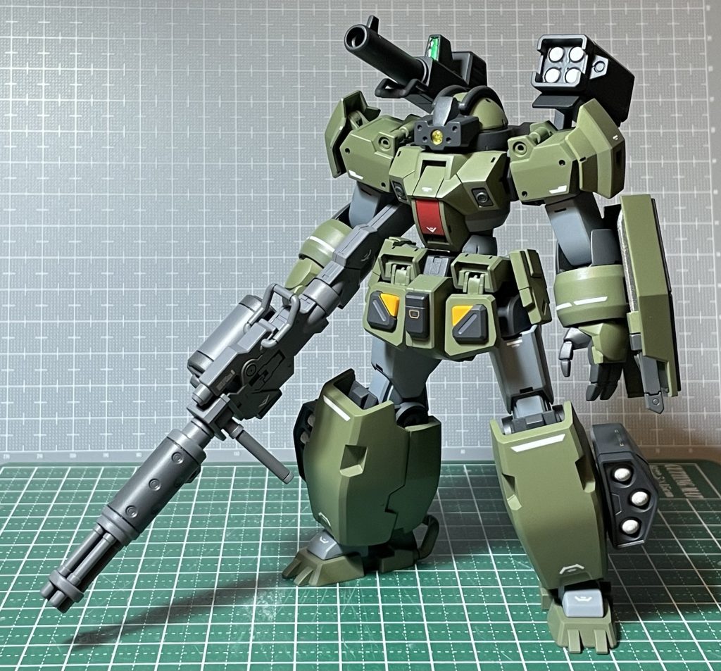 最後です。今回初めてデカールを貼りました。ちょこっとマイナスモールドを取り入れたりもしてます。ディティールアップは避けてきた部分だったのですが、「あっさりしてるようで手を抜いている様に見えないお洒落な作風」にステップアップしたくてチャレンジしてみました。あとは、やっぱり太くするのが好きなのでデミトレーナーは相性の良いキットでした。脚が付いた時点で楽しくて仕方なかったですw