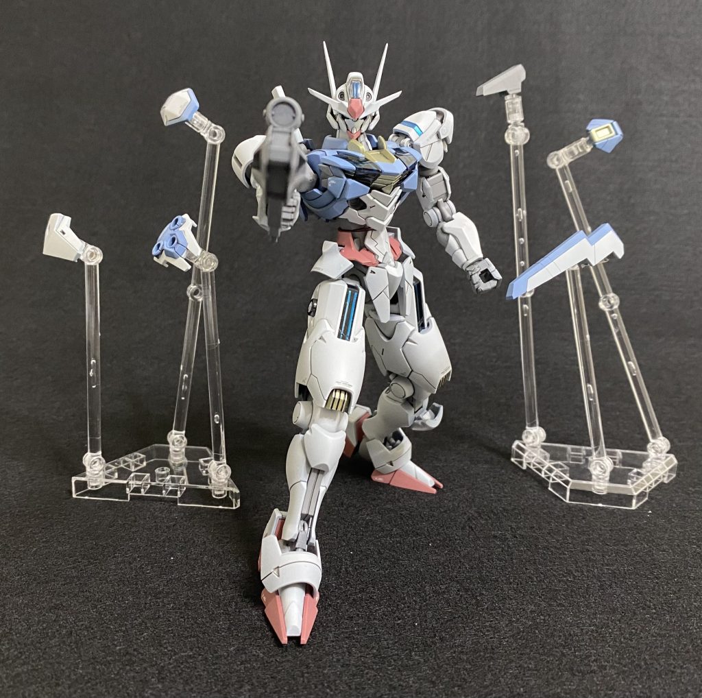 ウェポンディスプレイベースを使うとこんな感じです。9話っぽく3個1組で飾れます。