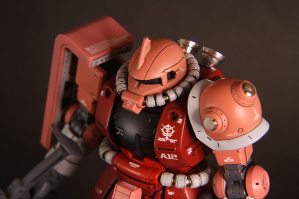 頭部付近俯瞰HGシリーズとしては、完成度の高いキットだと感じました。バストアップのバランスもとても良く、特にプロポーション変更を考えなくても充分カッコいいと思いました。