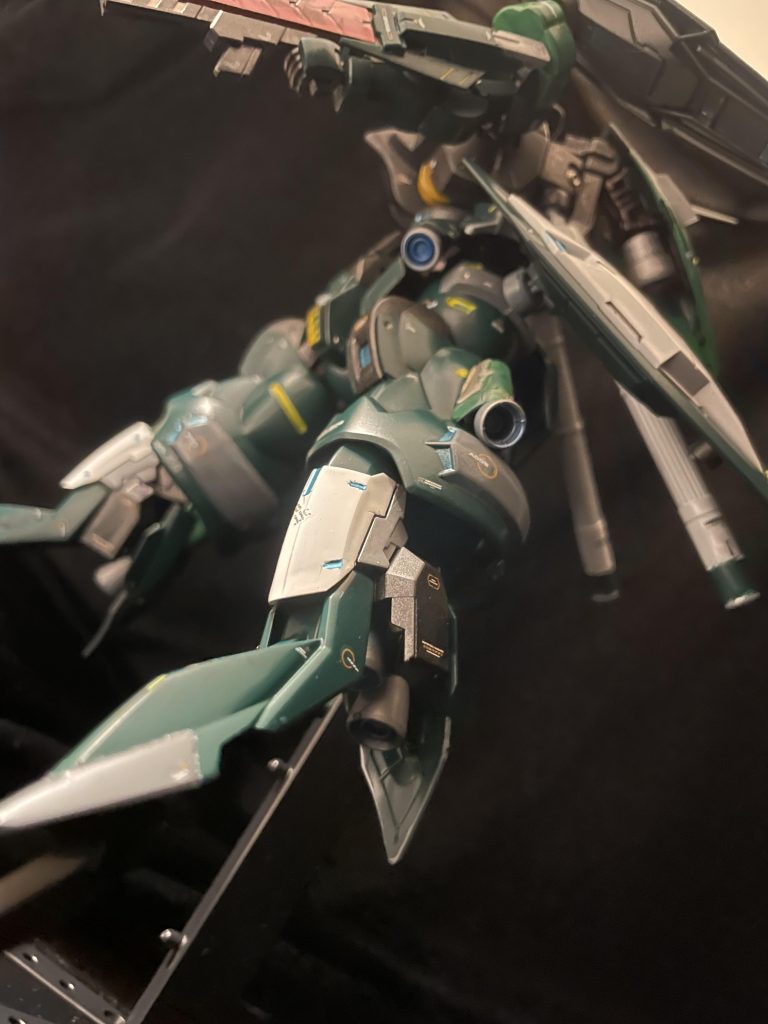 足横にもスラスターを追加しています。私はこのふくらはぎの横っちょにスラスターを付けるのが好きです。シナンジュみたいで。