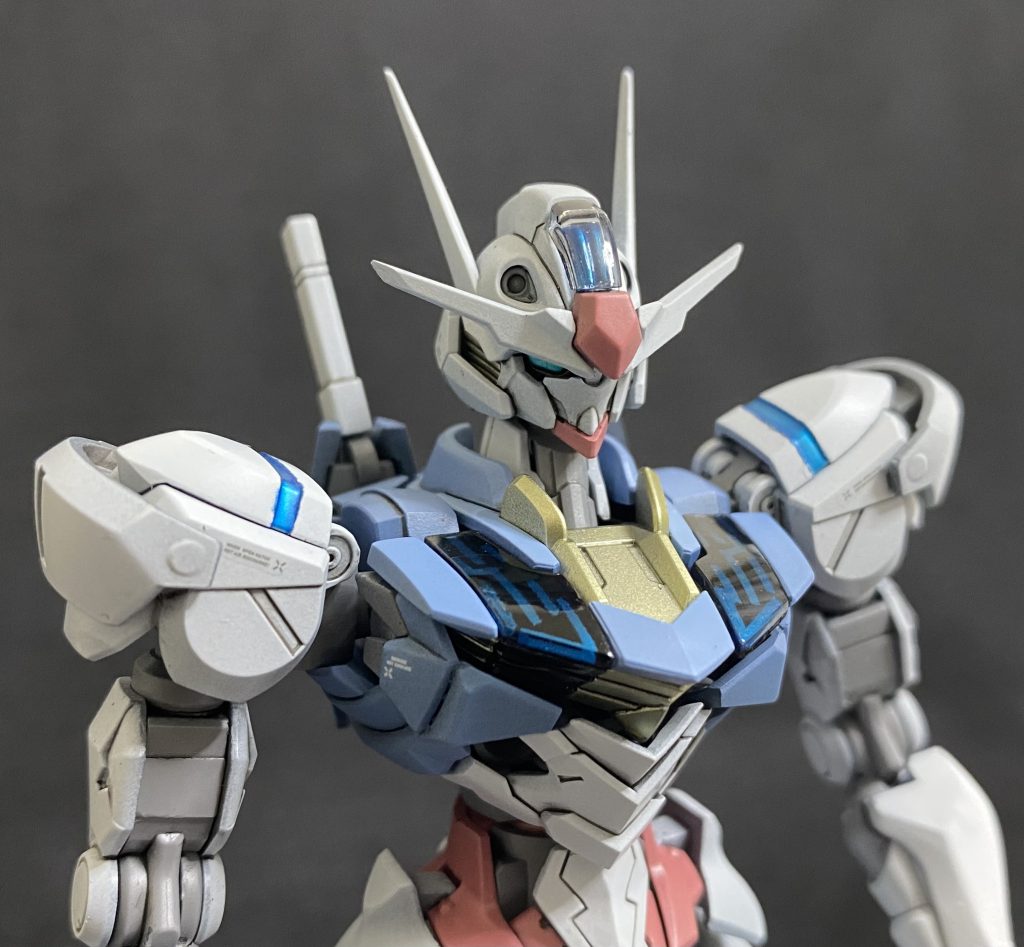 シェルユニットや肩は青白く光るイメージでシルバー下地に蛍光ブルーで塗装しました。