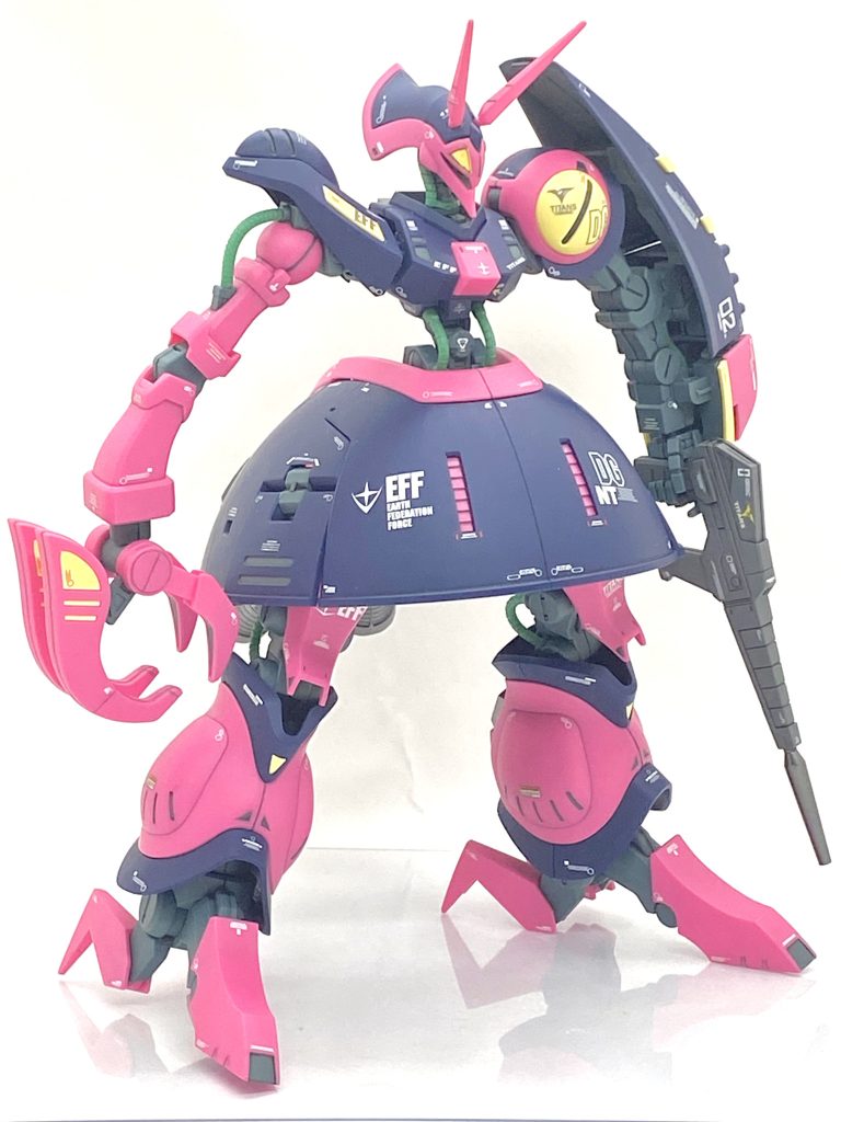 このピンク色がメインのバウンド・ドックのカラーリングは明らかにロザミアが乗っていました2号機なので設定通りにティターンズの大型戦艦ドゴス・ギアのニュータイプ部隊の所属として、それに準じるアルファベットのデカールを貼っています。カトキハジメ氏のマーキングまであるイラストでグリプス戦争時のティターンズ機のはあんまり見ないのですが以前書かれたバーザムは地球連邦軍(EFF)表記なのでそれに準じました。MG用の大きくて古いデザインのはHGメインの自分には大変使い難く、大量に余っていたのですが・・・大きいバウンド・ドックに大きめのデカール貼っても全く違和感が無く、一気に在庫が減りました(武者頑駄無マークⅡ用も随分昔から余っていました)。ガンダムデカールで古いのはデザインも古く、使い難い場合は新しいデザインのと混ぜて貼るとスタイリッシュな感じになると思います(特にカトキデザインのデカールだと尚更良いです)。