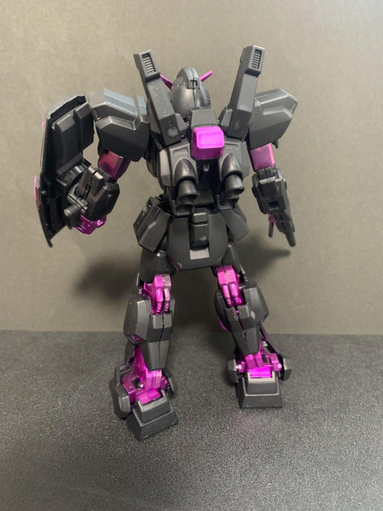 ピンク部はガンダムマーカーメタリックピンク。その他はつや消しのみふいています。