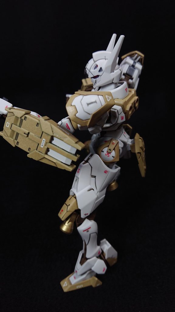 部分塗装にタミヤのエナメル塗料・フラットレッド・ダークグレイセンサー部分にはMr.メタリックカラーGX・メタルピーチ