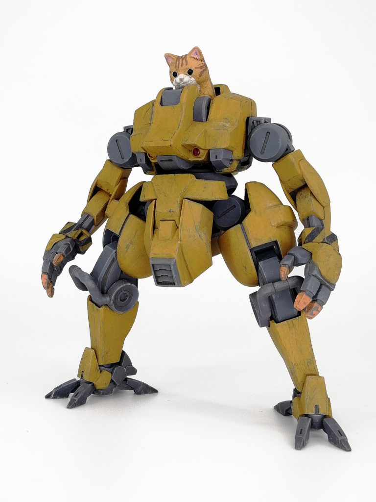 胸はディランザの物を上下反転してオープンコクピット化。腹も反転して形を調整して低くしています。股間にフロントスカートを縦にして付けて大型化。冷却系のユニットのつもりで。腕はディランザの股関節を肩軸にしてベギルベウの腕とデミトレーナーの手首。手首のベギルベウのオプション取り付け部は内側にして手の平で何か持つ時の補助具とか内側取り付けオプションが付けられそうなイメージに。脚はディランザの太腿にデミトレーナーの膝下、30MSオプションの足首。合わせ部分は地味に幅が違ったりして結構削り込んで整えないと干渉します。