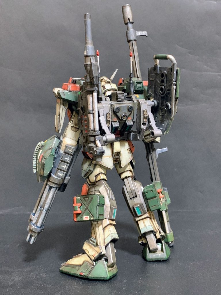 背中は30mmのオプションだと思います 穴が色々開いているのでこれは便利ですな!