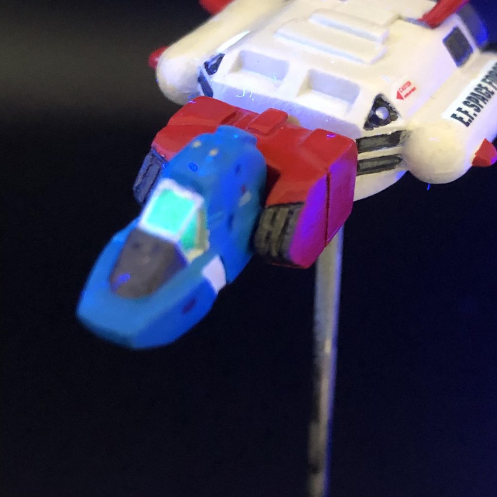 コクピットはUVレジンで複製。蓄光パウダーで光ります。