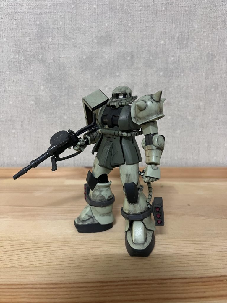 HGUCの初期のザク2です。組み立てと軽い汚しは昔にやってたのを、グレーだけで汚しまくってこんな感じになりました。