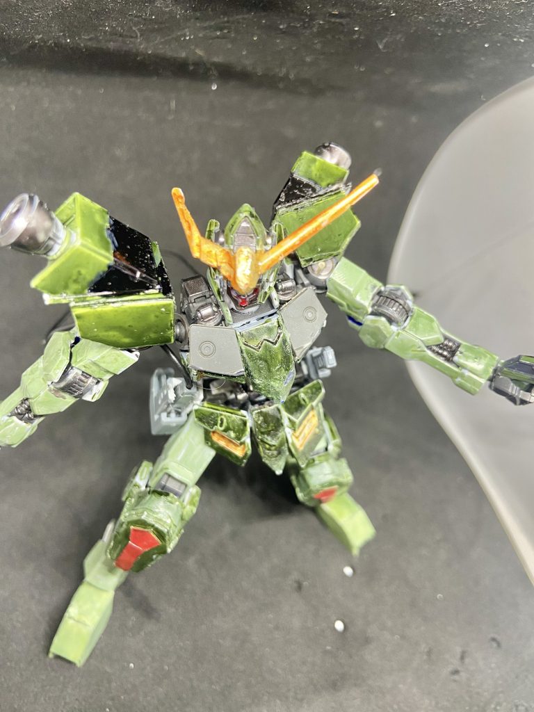 装甲を追加して機体の防御力向上させ重量の問題から肩部バーニアを追加してウォーリアぽさを追加最初はウォーリアと同じようにケーブルのようなものを取り付けていましたがあまりかっこよくならなかったので取り外しています、頭部はウォーリアを意識して長めのアンテナを片方に取り付けています。