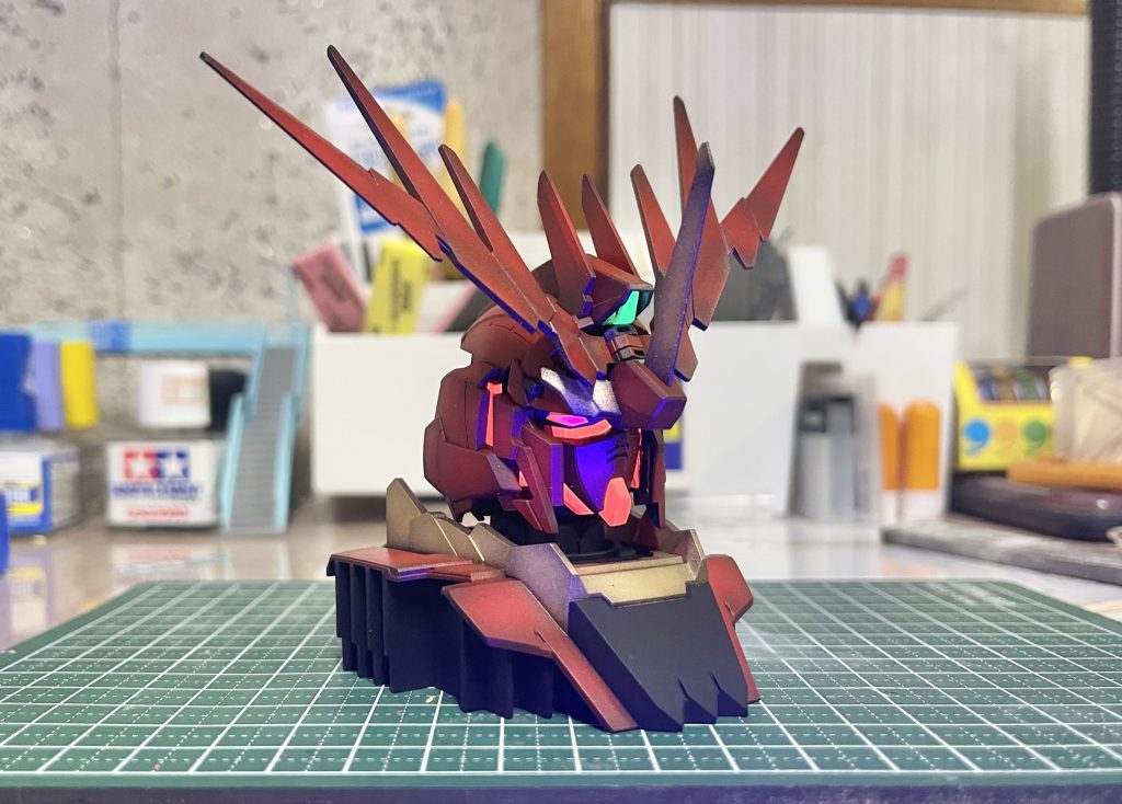 大きいキットなので電飾でもよかったのですが、光量セーブできなさそうだったのでサイコフレームは蛍光塗料で仕上げました。