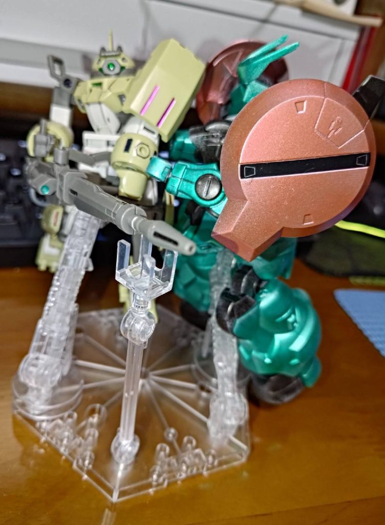 前面からの写真です。ディランザシールドはオリジナルからレッド塗装に変更しました。本体もメタリックが映えるようにグリーンで塗装してあります。デミトレーナーの方はスミ入れとラインの色のみにして資金面がかつかつなところを再現しています。