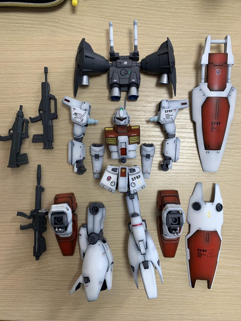 毎度恒例の組み立て前。肩とボディを繋ぐパーツは塗り忘れました😅やはり気分は上がります。