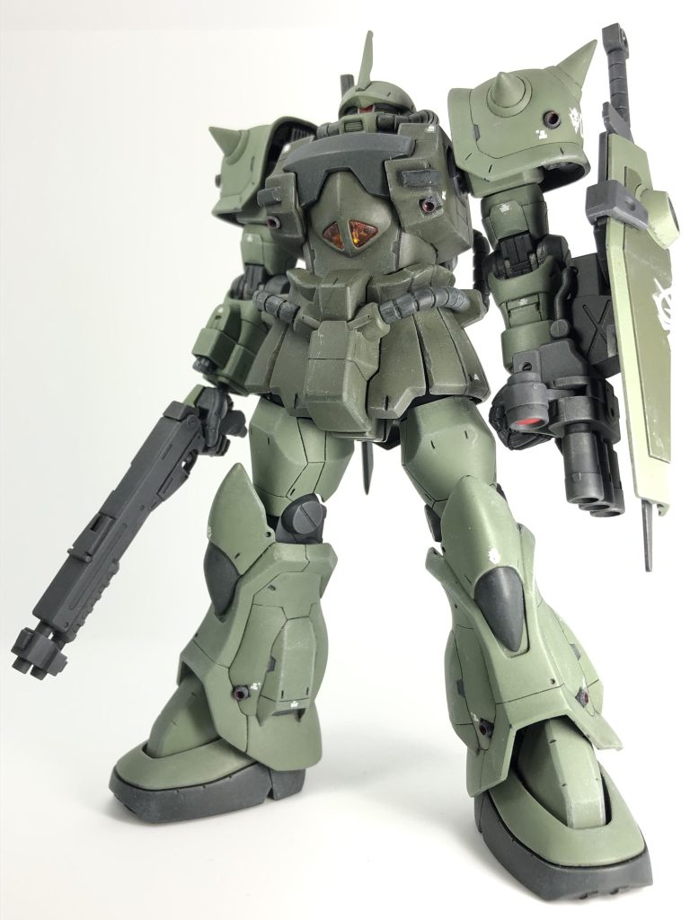 メイン武装はグフハンターのハンドガンっぽい武器として、ケンプファーのショットガンをチョイス。代替候補を探すとき、ケンプファーのショットガンにヤクトゲヴェールという名称があることを初めて知りました。やっぱりポケ戦関連はドイツ語なんですね。そして、あとで作ろうと積んでいたケンプファーの中からショットガンを1つだけ拝借。きっとケンプファー作る時にショットガンが足りなくて後悔するはずですが…後悔は未来の自分に任せます。