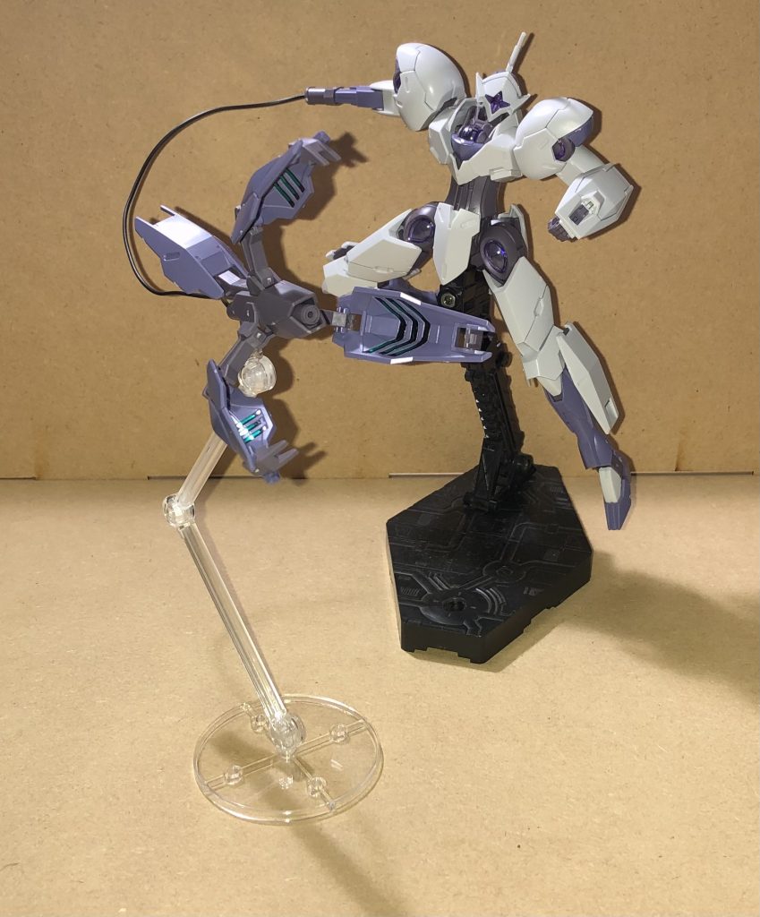 右腕のビームブレイサーがターンXの右腕を彷彿とさせますね