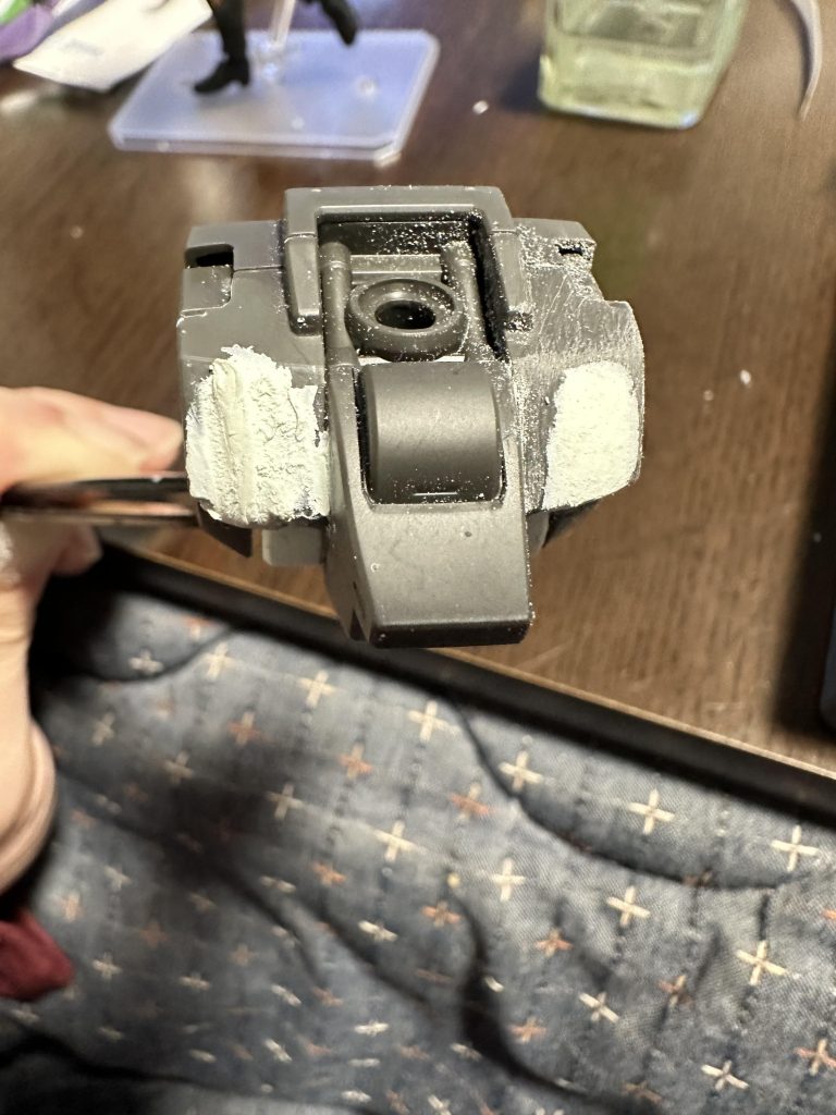 胸部のボコっとでたアーマーの部分は、パテで埋めました。