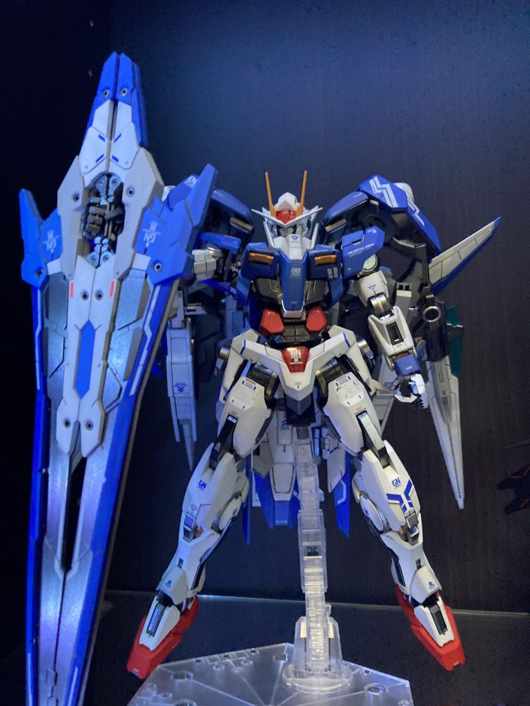 【ダブルオーザンライザー】大剣が保持できません笑結構前のガンプラですし、持ちにくいのは仕方ないのかな…個人的にはダブルオーライザーが1番好きですが、こういう武装もりもりのガンダムも良いですね！最後まで見ていただきありがとうございます🙇