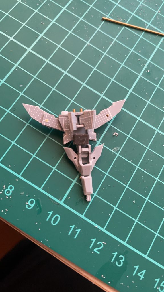 大まかな形状はこうなっていて軸は1mmで0.5と1mmプラ板で作りました。