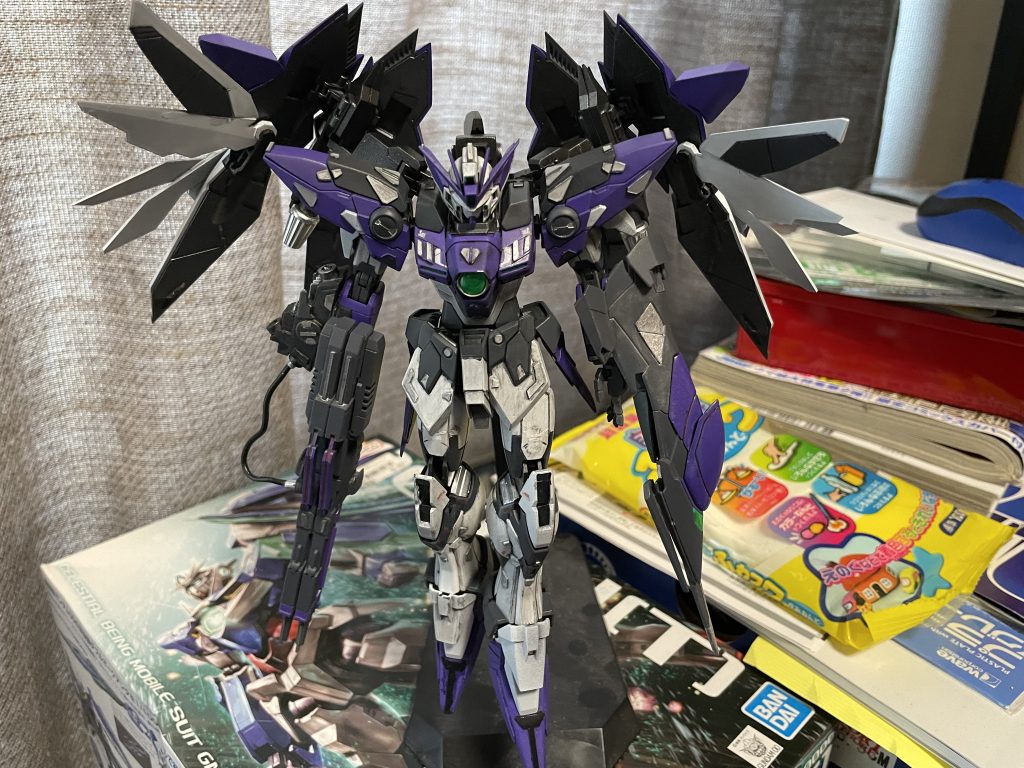 装備などは急造であるがために塗装は単調バックパックは原型機と同様の性能を出すためにバインダーを増設