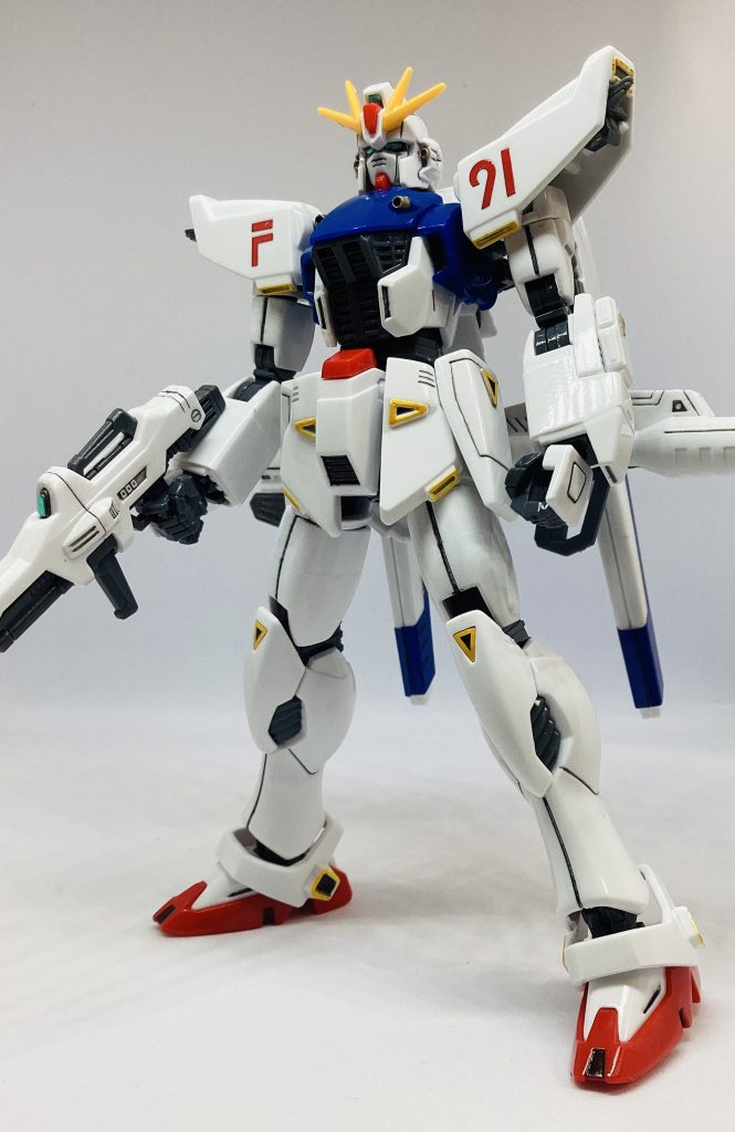 バルカンとマシンキャノンはゴールド、各バーニアのシールがない箇所はイエローとスミ入れ。小さくて塗るの大変でした。ガンマカを爪楊枝の先につけてチョンチョン少しずつ塗ってはみ出たらデザインナイフカンナで削るの繰り返し…。なのでシールはフル活用です！