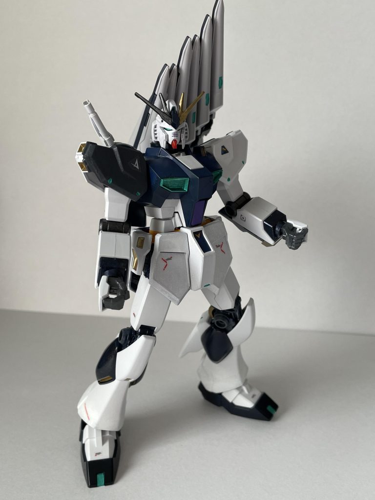 塗装はガンダムマーカーエアブラシと筆塗りで。マーカー使用カラー・ヘビーガンメタリック・ガンダムニューホワイト・メタリックダークブルー・ガンダムメカグレー・ジオングレー瓶塗料使用カラー・パープル ・黒鉄色 ・ファントムグレー・GXブルーゴールド・GXアイスシルバー・GXメタルグリーン