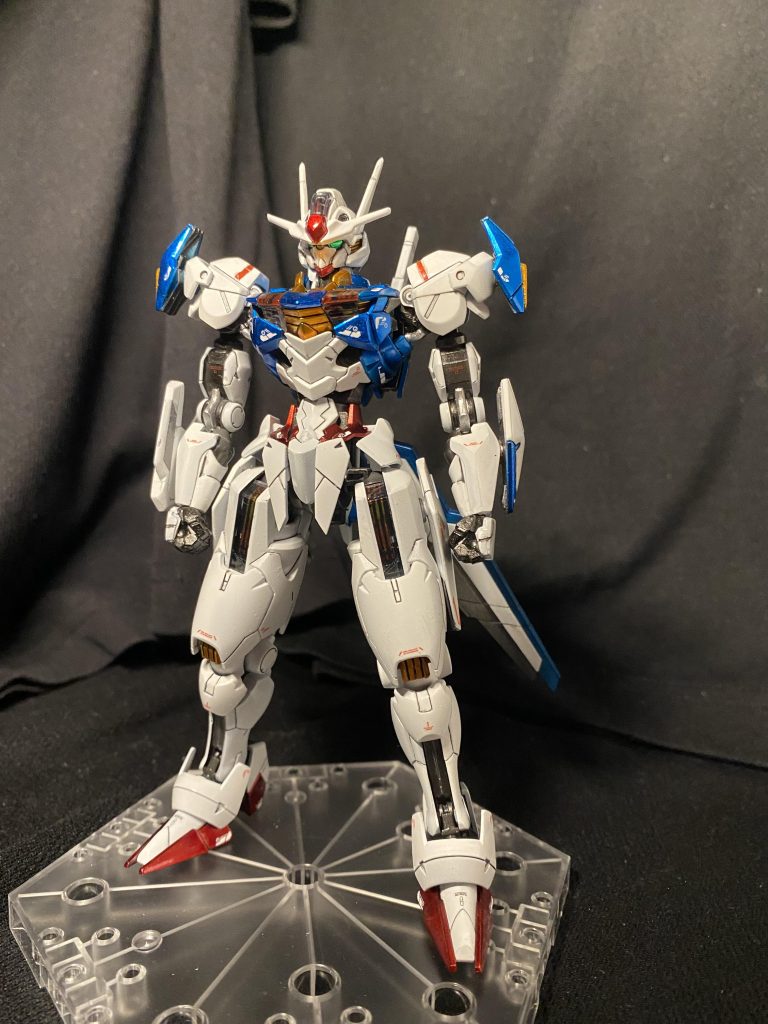 胴体、二の腕2mm、肩上部1mm盛り、脚部軸入れ替えでプロポーション修正。脚部中心にスジボリ追加、合わせ目消し、ビットスレイブは裏面足し。握り手はRG Hi-νの手から型とってレジンで作成。開き手はまんまRGユニコーンから拝借。