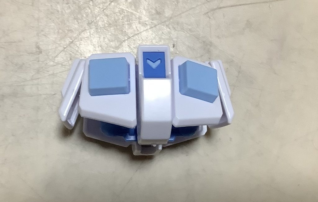 さて、上半身が終わったので下半身にも入っていきます。これは腰部。連邦軍のマークはパーツでの色分け再現。フロントスカートは真ん中で２つに切っているので一つずつ可動します。