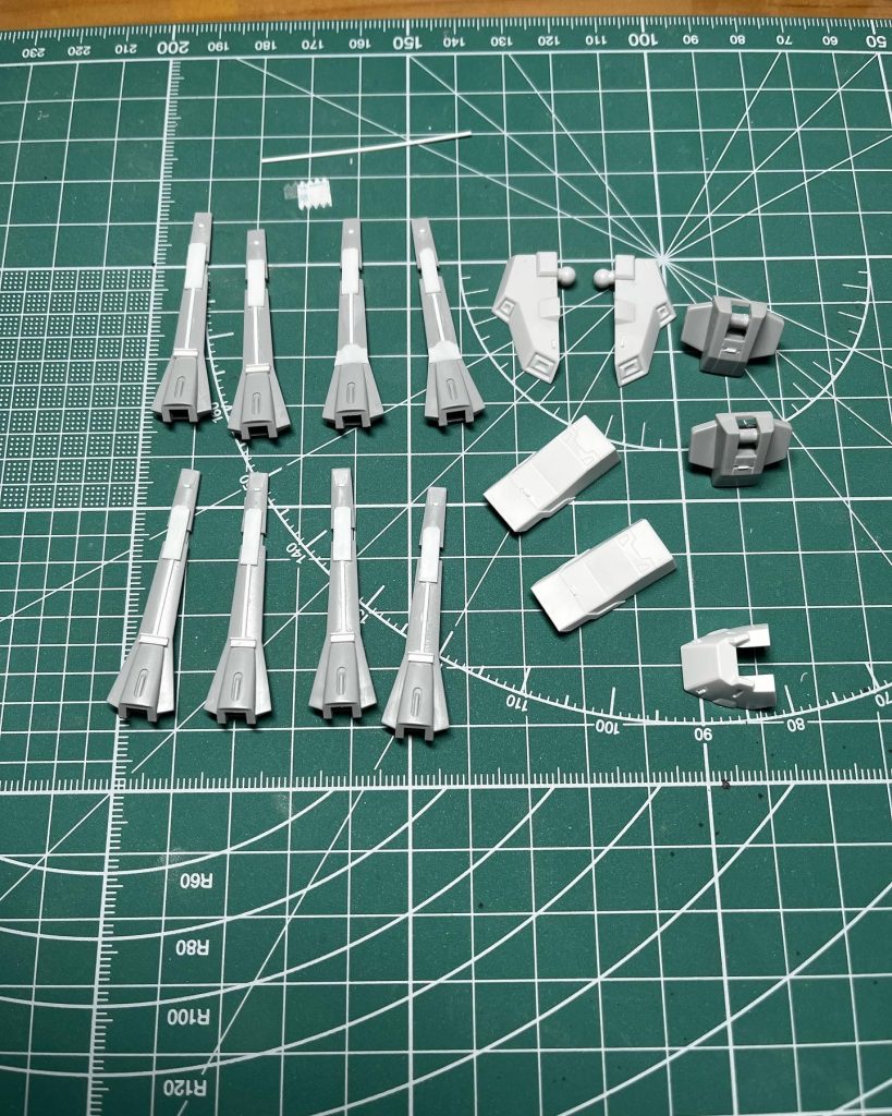 プラ板やスジボリにてディティールアップムーンガンダムはディティール元から細かく入っているので、レジェンドのバックパックをメインに工作しました。