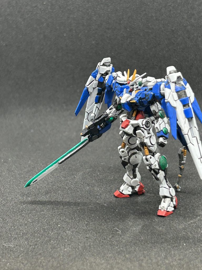 塗装は筆塗りメインです。短時間で終わらせたからだいぶ粗い塗装になってしまった、もっと精進せねば…。GNソードなんてマスキングもせずガンダムマーカーで直接スーッと塗ったから、ガタガタですね!笑