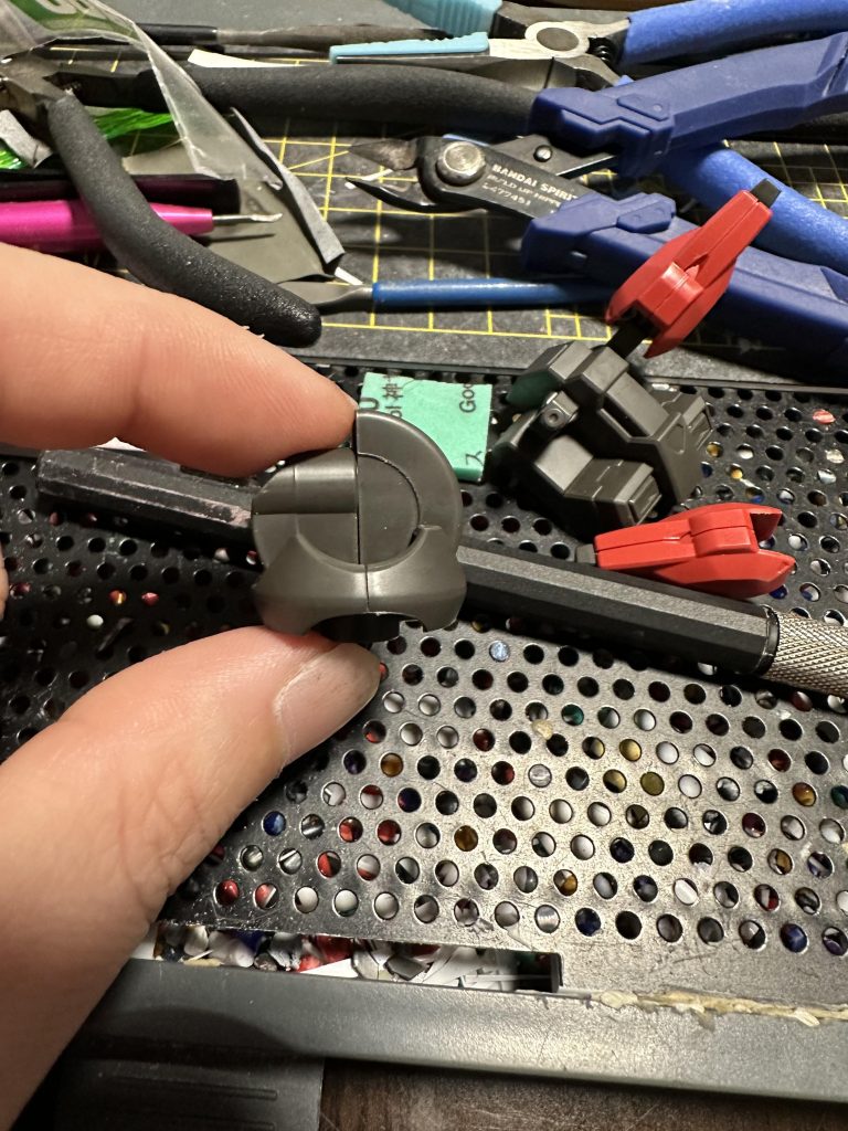 胴体が短くボテっとした感じだったので、このパーツをカットして、2ミリほど延長しました。