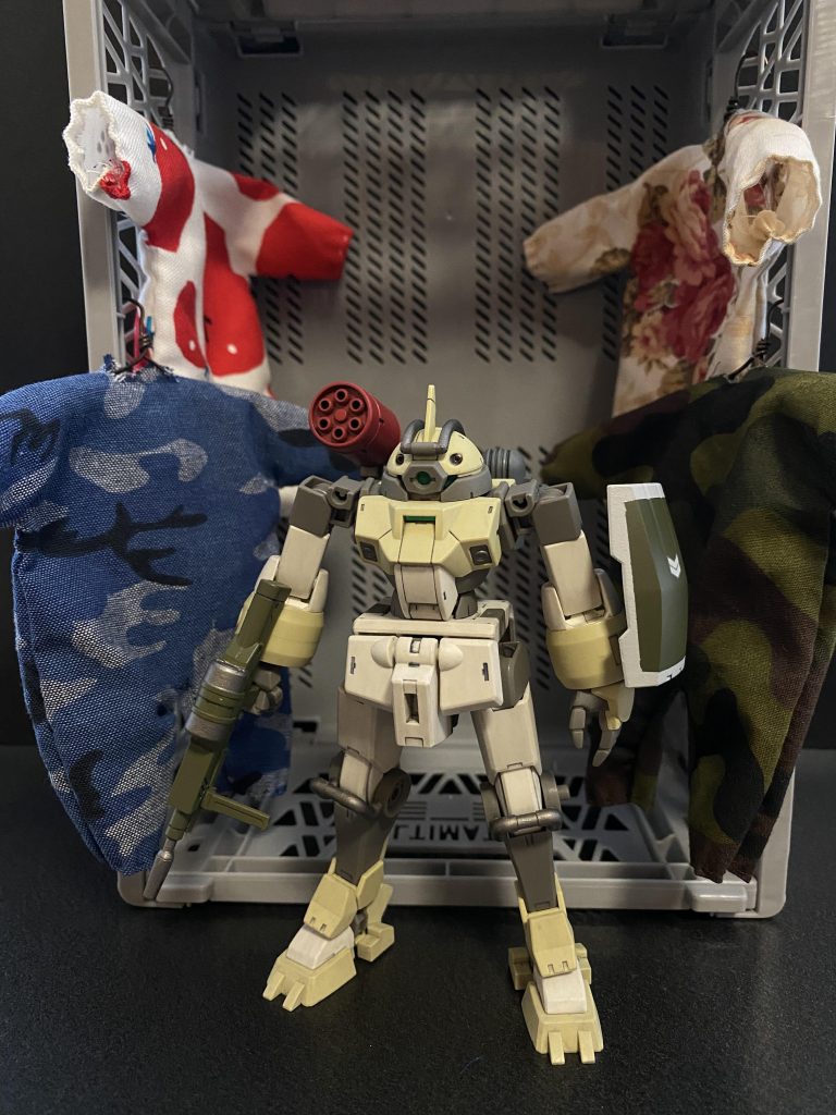 　MSの服だの、MSサイズの木製ストックだの、アホみたいなネタに付き合っていただき感謝。チュチュ専用デミトレーナーのキットで水星コンに参加したいと思い、多くの方の投稿作品を見たり、ネットで画像を見ても、星の数ほどの「むせかえるような」カラーリングや、頭部に球体状のユニットが装着されていたり。なにか人と違うことをしたいと思っていたある日。某ロボットアニメのキットを画像検索していた所、目に飛び込んで来た物。「そうだ。パジャマを着せよう」　はたして、この元ネタがわかる人は何人いるのだろう。　そして、本編がどんどん不穏な展開になっていく中、こんなノリで投稿する、勇気ッ！