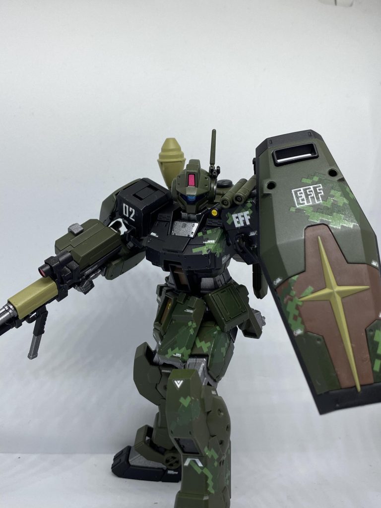 左半身にはデジタル迷彩のデカールを使用しています。