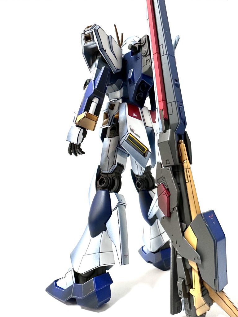 バックショットです。青色部分白でエッジを入れてみたかったのですが色が乗らず、銀色にしています。