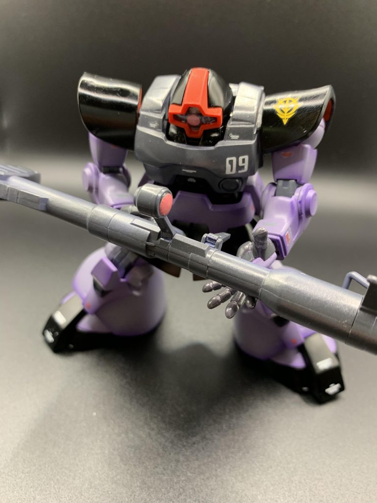 エッジを出してるすっごいかっこいいドムの画像とかネットで見つけて、憧れてかなりヤスリかけたんですが全然分かりませんね。武器に対する拘りが無さすぎて合わせ目とかそのままです。