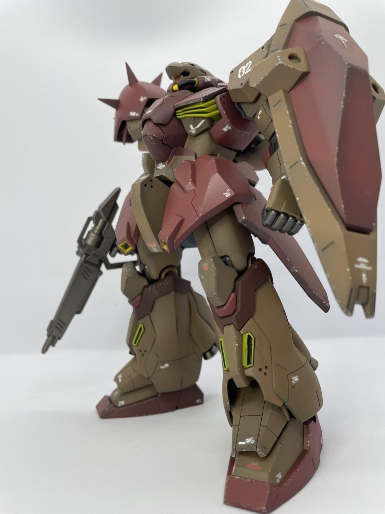 メイン画像より斜めから頭部の合わせ目消し、モノアイの新造、スパイクのシャープ化、筋彫り追加等を行いました