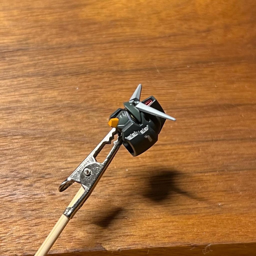 顎・隈取り・瞳・瞳の周り・センサー・アンテナ部分と全て異なる色を使用しています(センサーはラピーテープです)。瞳はシルバー系塗料の上からクリアイエローを吹いてキラッと光る感じにしたつもりでしたが、庇の関係かほとんど見えませんでした。額のパーツ無くしたのでわざわざジャンク品買って揃えました…。