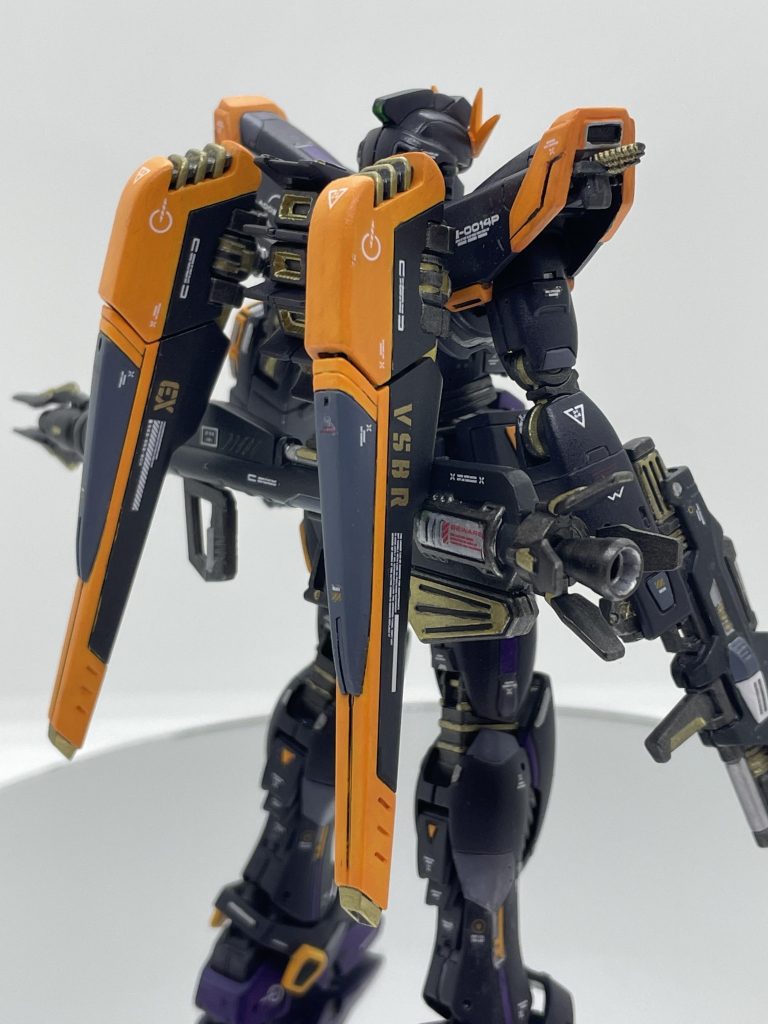 ほどほどにごちゃごちゃした機体が好きなので、色分けやデカールは多めです。