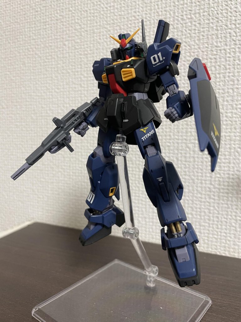 デカールは割とあっさりしつつエマさん仕様にしました。足首のシリンダーに1.5ミリの真鍮線を繋げてワンランク上の仕上がりを目指しました。