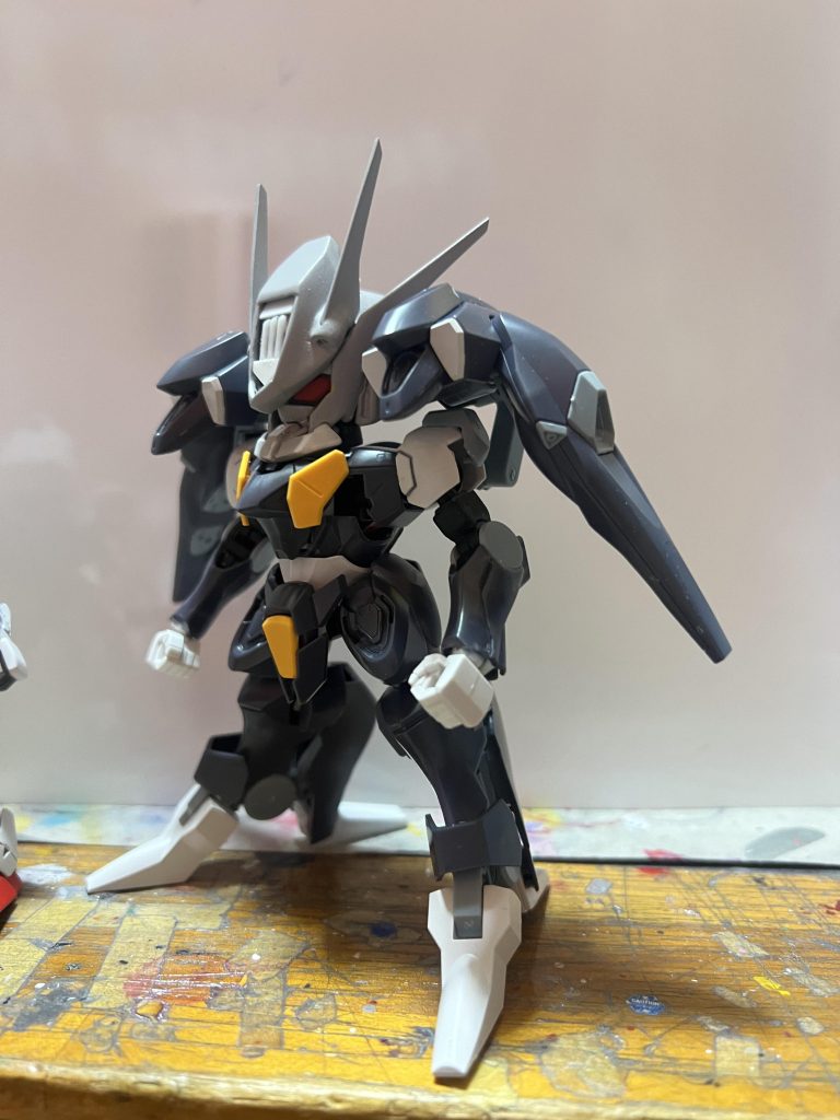 HGのパーツを切った貼ったした状態です。