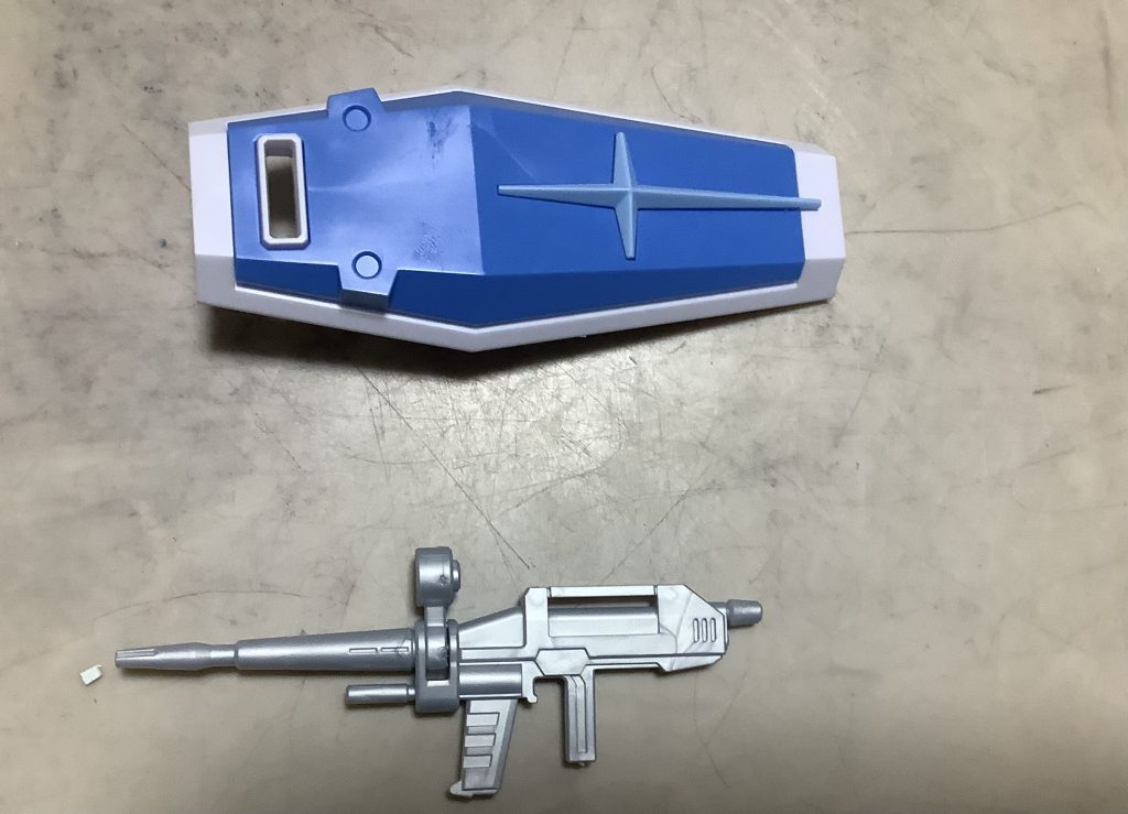 最後は武装。ビームライフルは両側からパーツをくっつけるタイプなので縦に合わせ目が発生。スコープは可動。シールドは裏に付いているジョイントを腕の穴に差し込み、持ち手を手に持たせるタイプ。しっかり持てて安定するのでポーズ付ける時も外れません。嬉しい。