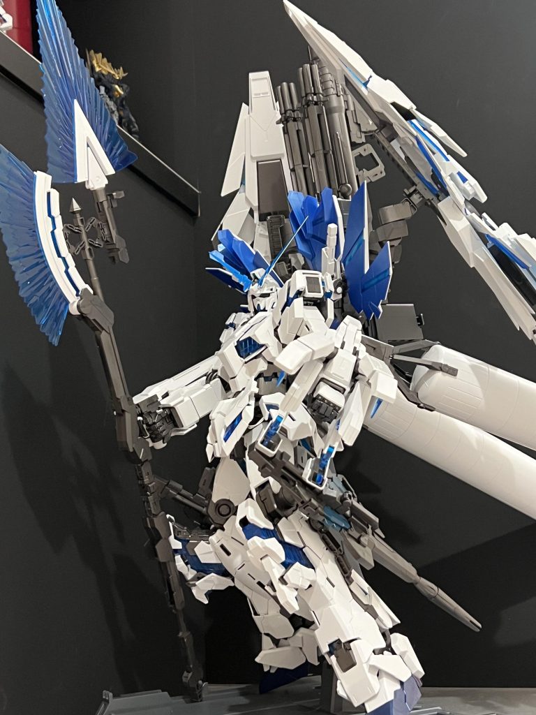 武装がデカ過ぎてユニコーンモードではバランス的に負けてしまうので、最初からデストロイモードで組んでしまいました(笑)