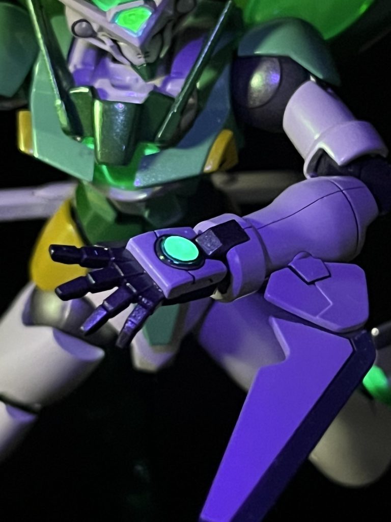 ただ、ここも圧倒的に塗り分けて良かった・大正解部分ですね。と、簡単にですが以上となります。思いがけず手に入った、頂き物のガンプラでした。写らないようにしていますが、所々粗やらミスした部分が…。腕の合わせ目も消したかったんですが、接着後の塗装が自分の技術では難しいと判断し、諦めました。ダンモ買っておけば良かったなぁ( ;∀;)最近は、HGでもサイズの大きめなものや最新キットに触ることが多かったので、Gポータントは全体的に難しく感じました。次は楽しみにしてたRG作るぞー!ヽ(´▽`)/