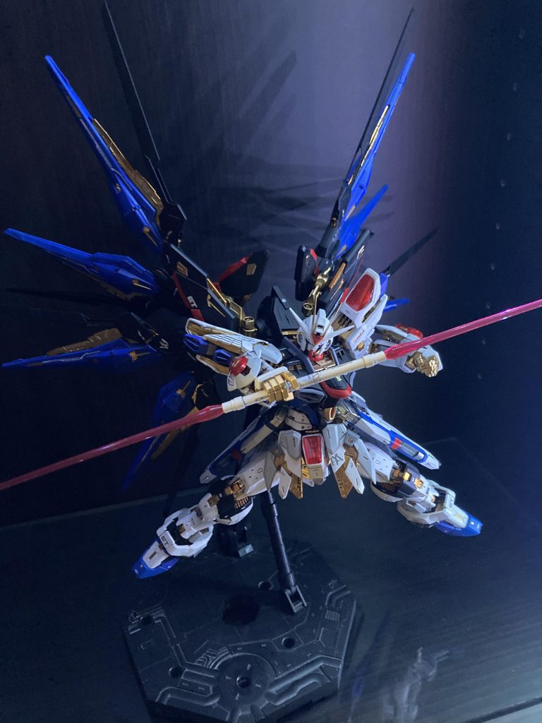 ビームサーベル持たせる用の手があるんですが塗装し忘れてたので、無理やり持たせました笑