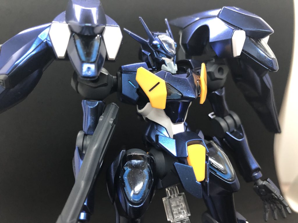 装甲を下地黒からパール塗料のサファイアブルーで塗装しました。関節はNazcaのスーパーヘヴィです。年始には投稿できるようかなり急いで制作したので、デカールやトップコートは省いております。ご了承ください。