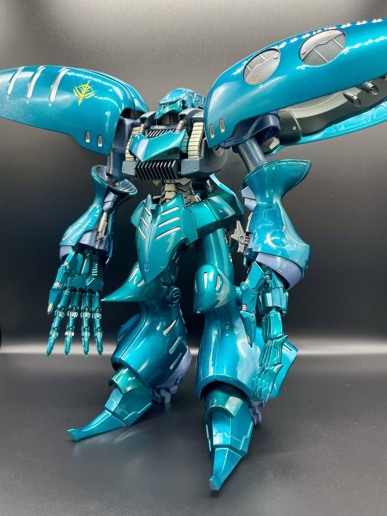 これまでの作例と同じくオリジナルカラーで全塗装しています。明るいヴェール・マランを調色し、パールで薄く表面をコート。光の角度や見る角度によって淡いグリーンが微かに浮かびます。