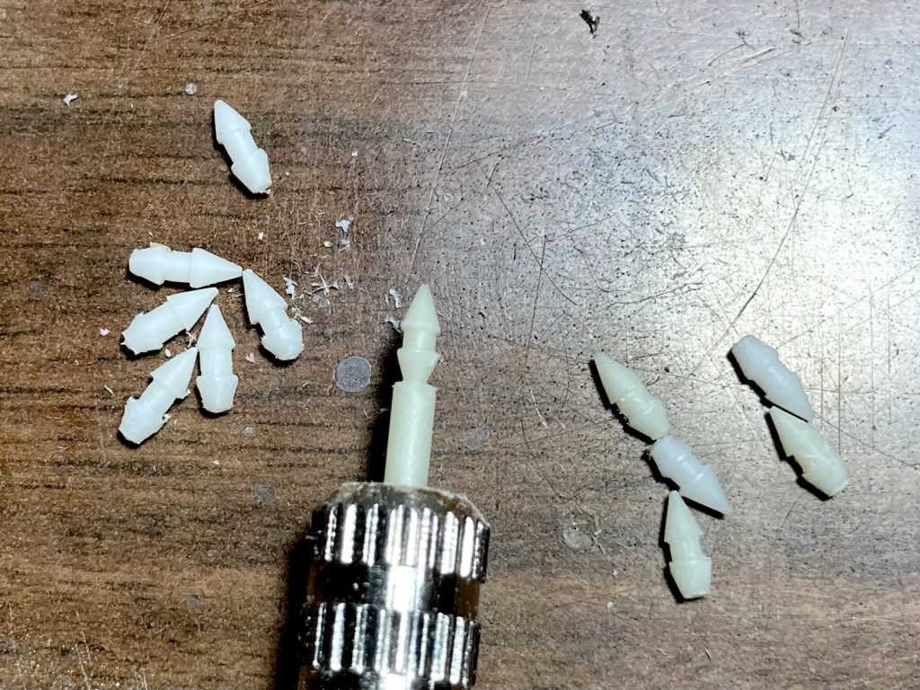 ファンネルミサイルは、一つ一つ2㎜プラ棒から削りだし。リューターを使ってこけしを作るような感じで作りました。エフェクトパーツにつけるとまるでわからなくなりますが…。