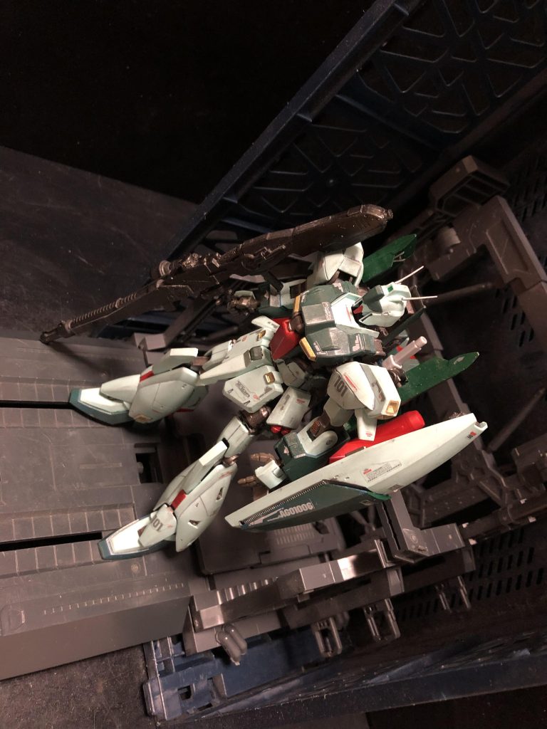 先ずはMS形態です。外見は普通にリ・ガズィです。外見上の大きな違いは、背面に大型バインダーを増設している事です。