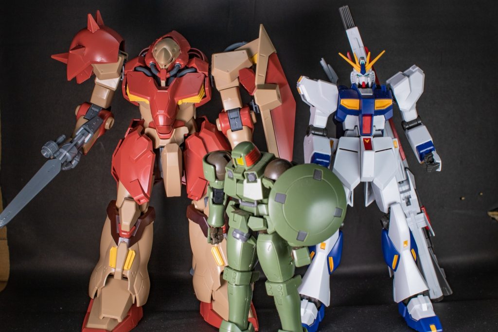 他の手持ちMSと比べて。EGνガンダムとほぼ同じ。HGリーオーと並べるとデカさがわかる。心なしかリーオーがしょげてる様に見える。