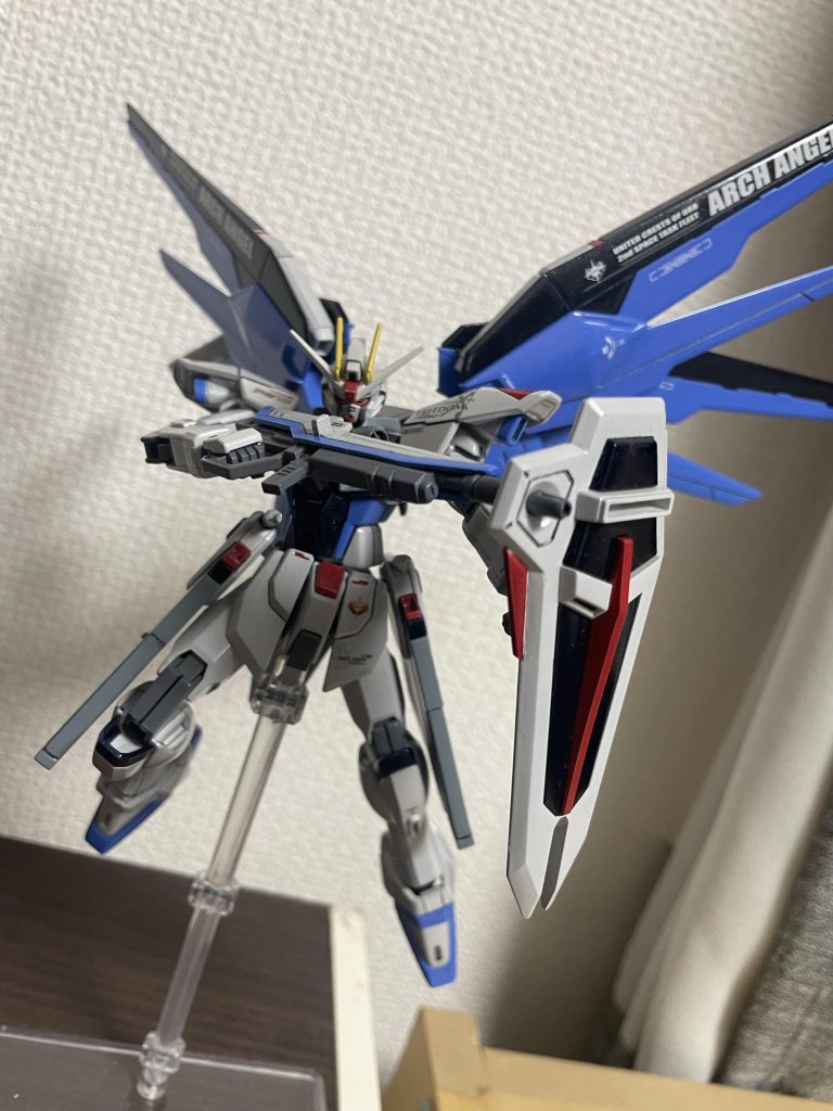 前回定番なポーズをやったので今回はシールドの構えで…