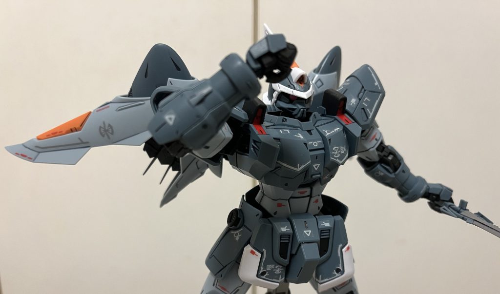 これ、何してるか分かんないですね、、答えはフリーダムにマシンガンを破壊されて、のけ反ってます。劇中ホントにこんな感じです。…なんで撮ったんだこの写真